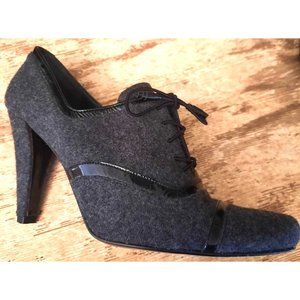 Stuart Weitzman 9M Gray Flannel Shooties